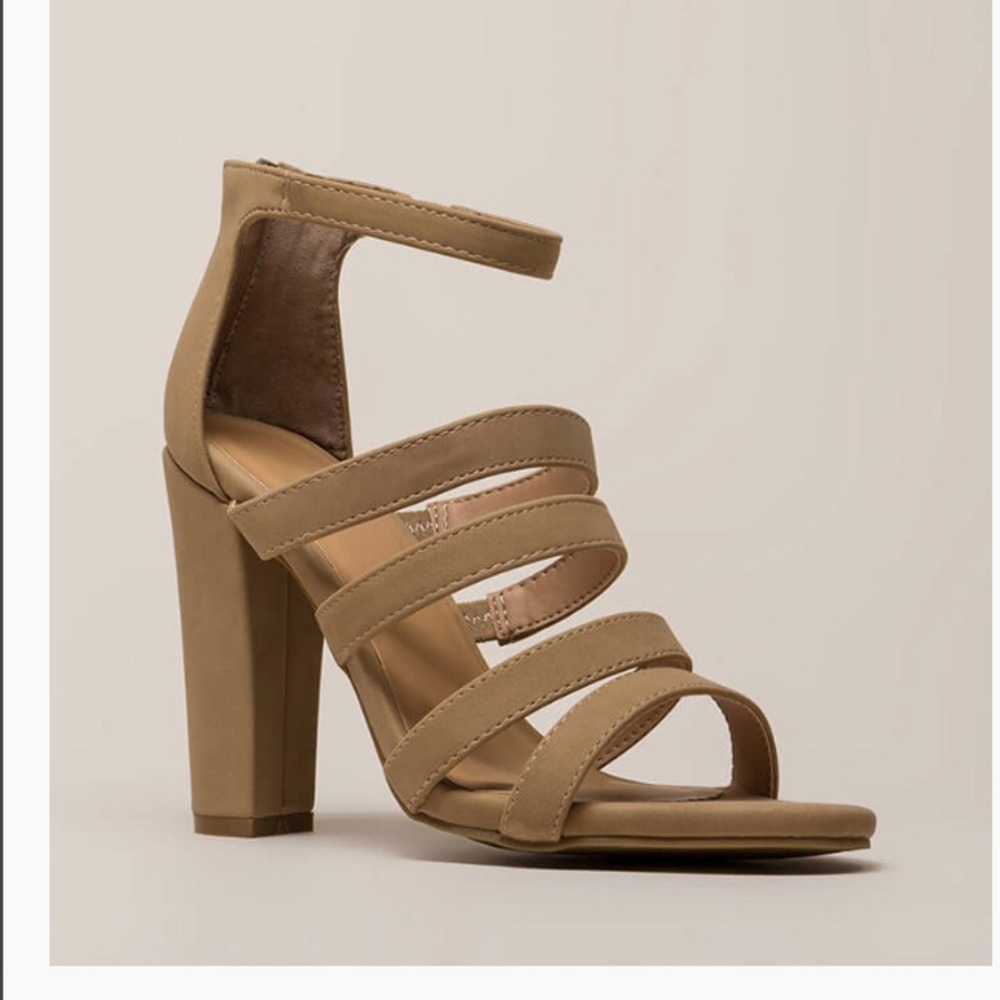 ✨Brand new ✨Strappy chunky heel ❤️